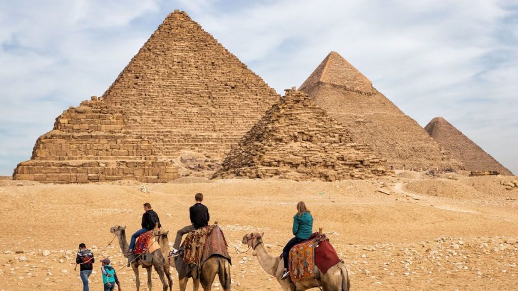 Giza Pyramids Private Photoshoot with a Professional Photographer